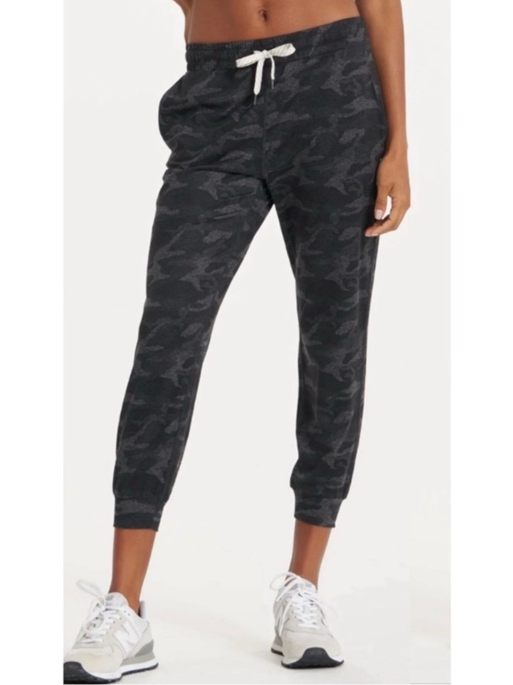 Vuori performance joggers in camo size XS EUC